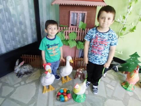 Великденски базар - боядисване на великденски яйца