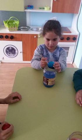 Великденски базар - боядисване на великденски яйца